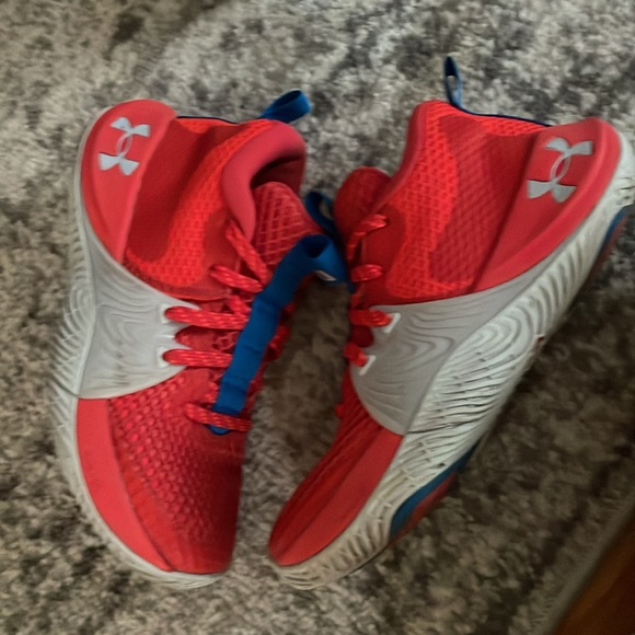 Basketball shoes - Picture 2 of 4